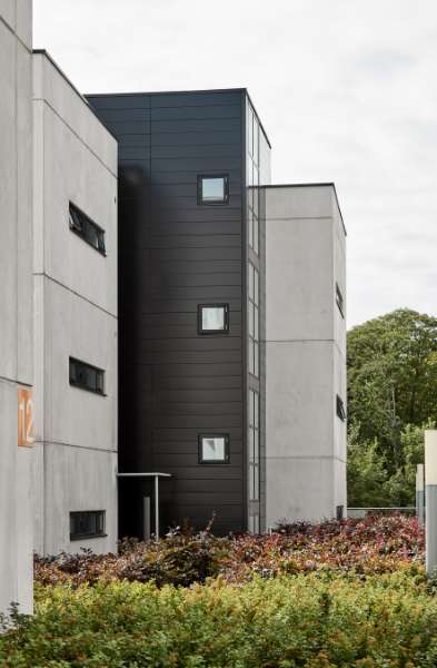 Betonkarréer ”limet” sammen med aluminiumsprofiler, Svanelundsbakken 16-22, 9800 Hjørring